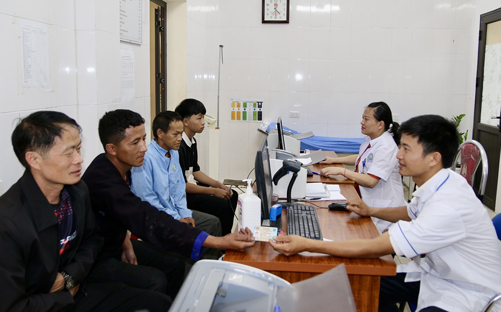 Trung tâm Y tế huyện Mù Cang Chải trang bị thiết bị đầu đọc thẻ căn cước công dân gắn chíp để người dân đến khám chữa bệnh được thuận tiện.