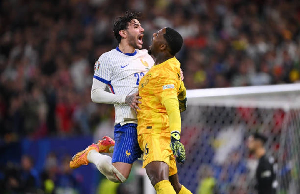Niềm vui của các cầu thủ Pháp sau chiến thắng trước Bồ Đào Nha (Ảnh: Getty).