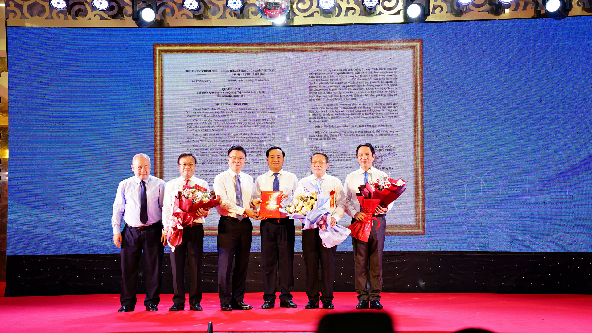 Phó Thủ tướng Chính phủ Lê Thành Long; Thứ trưởng Bộ Kế hoạch và Đầu tư Đỗ Thành Trung trao quyết định của Thủ tướng Chính phủ phê duyệt Quy hoạch tỉnh Quảng Trị thời kỳ 2021 -2030, tầm nhìn đến năm 2050 cho lãnh đạo tỉnh Quảng Trị.
