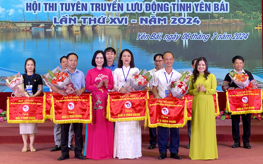 Ban tổ chức Hội thi  trao giải Nhất toàn đoàn cho huyện Yên Bình, huyện Lục Yên, thành phố Yên Bái.  