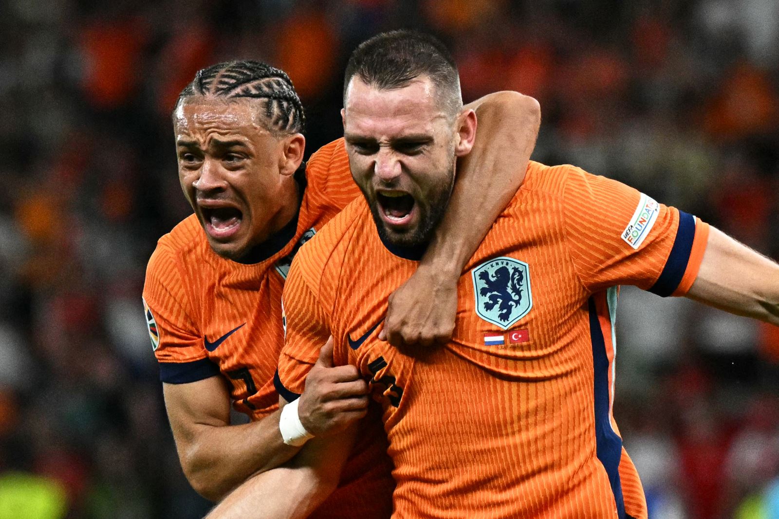Hậu vệ Hà Lan Stefan de Vrij (phải) ăn mừng bàn thắng cân bằng tỷ số cho đội nhà. Ảnh: AFP/TTXVN