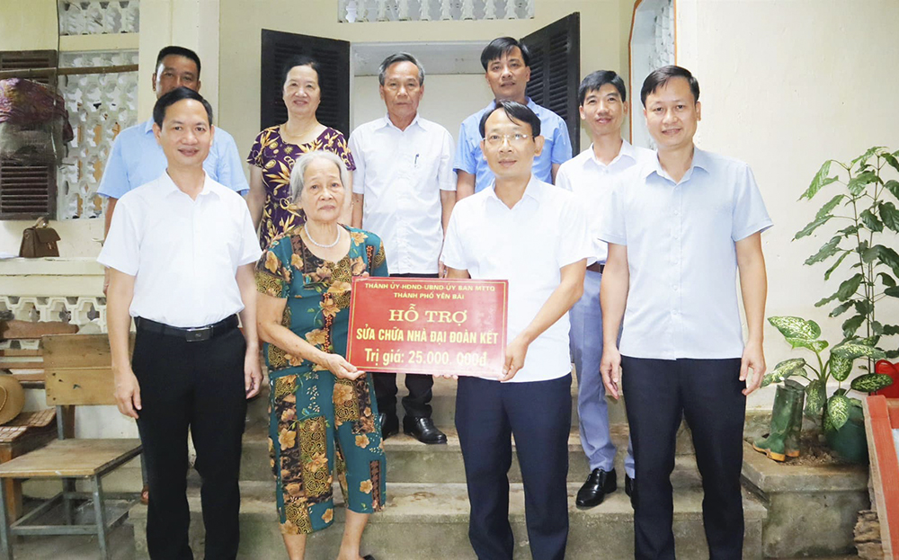 Lãnh đạo thành phố Yên Bái trao kinh phí hỗ trợ sửa chữa nhà Đại đoàn kết cho hộ nghèo trên địa bàn phường Yên Ninh
