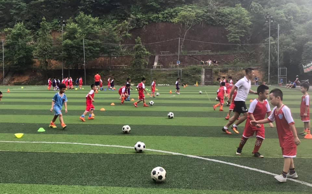 Sân cỏ nhân tạo Sunrise, thành phố Yên Bái thu hút người yêu thích môn bóng đá tham gia tập luyện.
