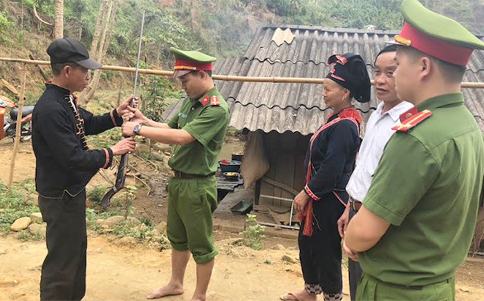 Công an Văn Chấn tích cực vận động nhân dân giao nộp vũ khí tự chế.