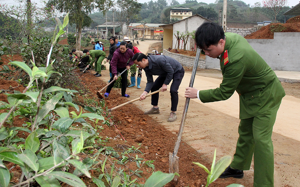 Cán bộ, đảng viên và nhân dân xã Minh Bảo, thành phố Yên Bái tham gia trồng cây xanh, tạo cảnh quan môi trường sáng, xanh, sạch, đẹp.