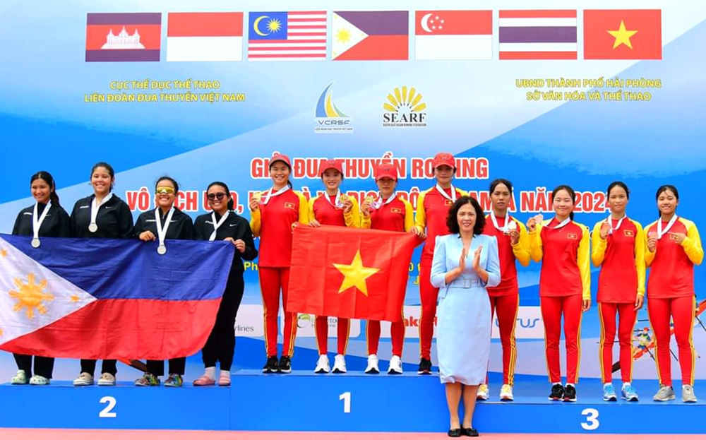VĐV Lý Thị Hải Yến (đứng thứ 2 bên phải sang) – VĐV Yên Bái tham gia đội tuyển trẻ Rowing quốc gia, đạt 2 huy chương Đồng ở nội dung thuyền 4 mái chèo đơn U19 tại giải Vô địch Đông Nam Á.