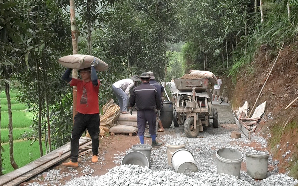 Đồng bào công giáo xã Hưng Khánh tích cực tham gia làm đường giao thông nông thôn.