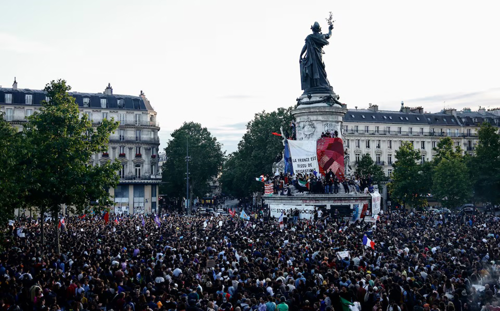 Đám đông biểu tình tại Place de la Republique tại Paris sau cuộc bầu cử quốc hội Pháp.