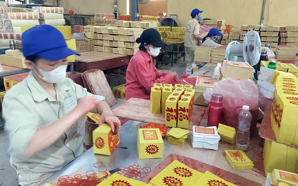 Công nhân Nhà máy gia công giấy xuất khẩu Nguyễn Phúc làm việc trong phân xưởng.