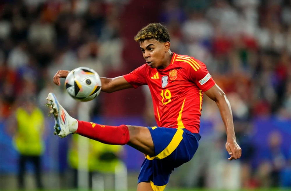 Tiền đạo Tây Ban Nha Lamine Yamal (ảnh) lập kỷ lục khi trở thành cầu thủ trẻ nhất ghi bàn trong lịch sử EURO ở tuổi 16.