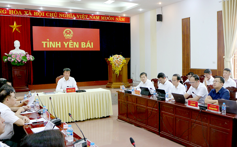 Chủ tịch UBND tỉnh Trần Huy Tuấn chủ trì Hội nghị tại điểm cầu tỉnh Yên Bái.