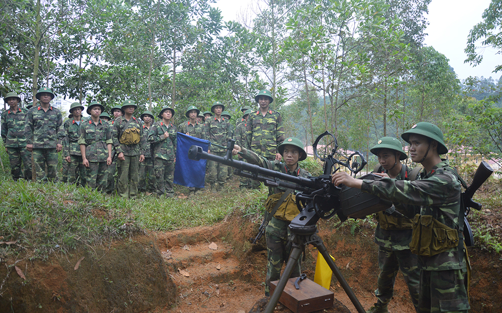 Cán bộ, chiến sĩ lực lượng vũ trang thị xã Nghĩa Lộ triển khai nội dung thực binh bắn đạn thật tại diễn tập khu vực phòng thủ thị xã Nghĩa Lộ năm 2023.