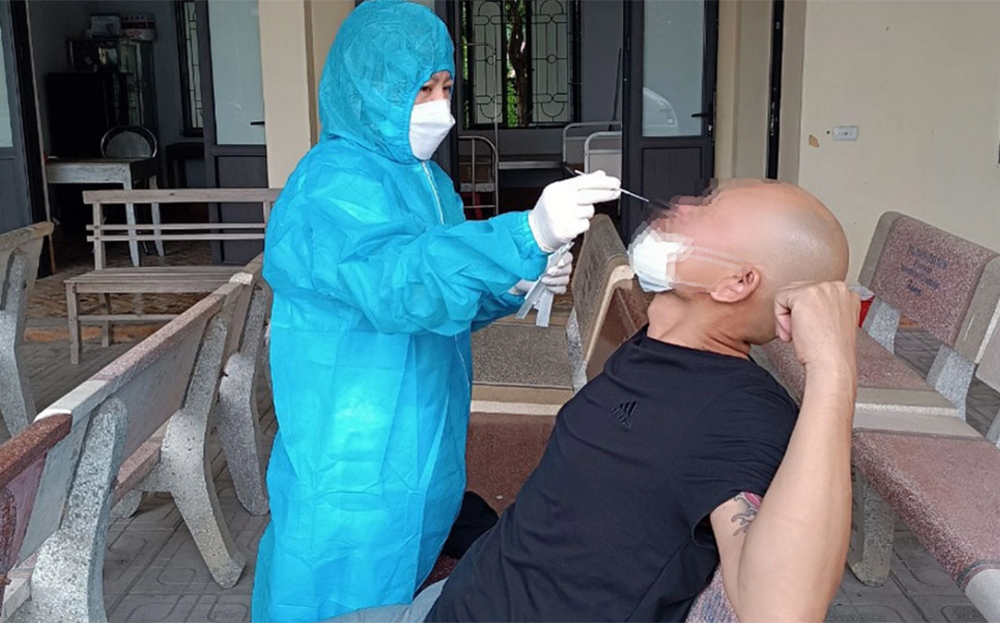Cán bộ Trung tâm Y tế huyện Hiệp Hòa (Bắc Giang) lấy mẫu xét nghiệm cho trường hợp có nguy cơ cao lây nhiễm bệnh bạch hầu. Ảnh: Báo Bắc Giang