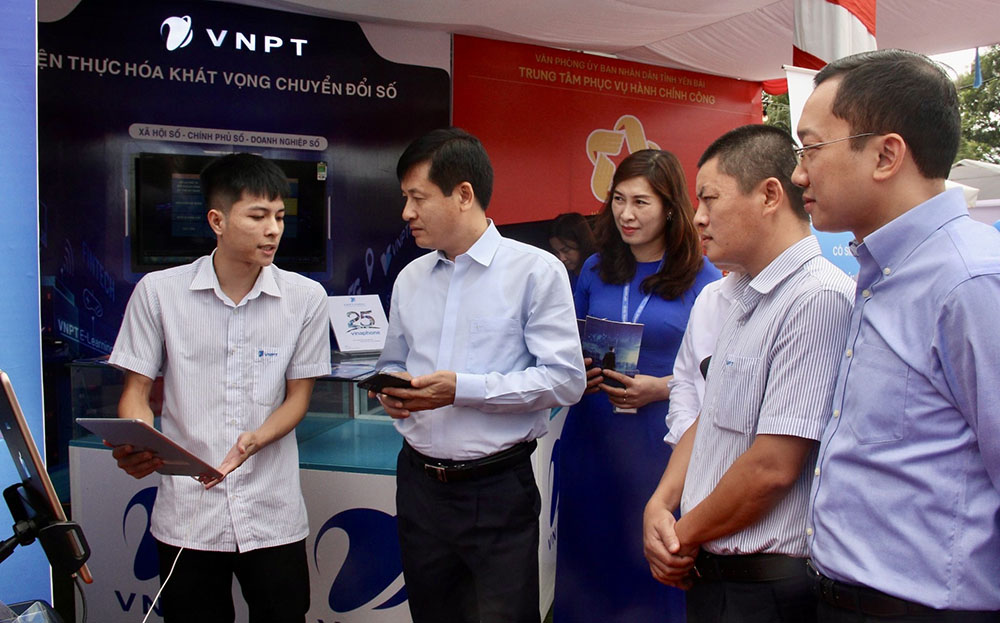 Đồng chí Ngô Hạnh Phúc - Phó Chủ tịch UBND tỉnh tham quan mô hình chuyển đổi số của VNPT Yên Bái.