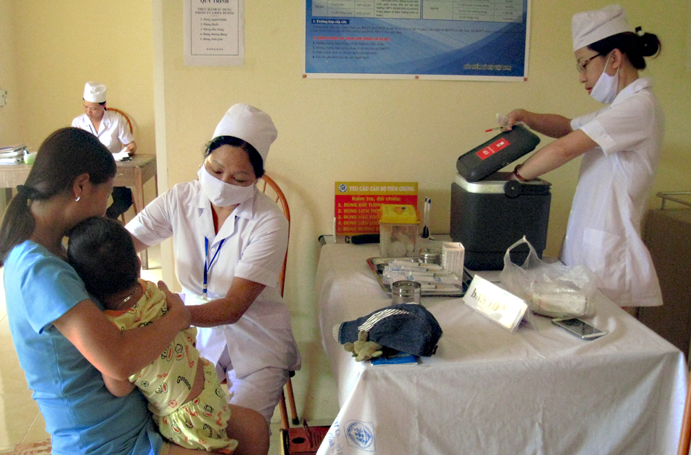 Cán bộ y tế phường Yên Thịnh, thành phố Yên Bái tiêm vắc xin cho trẻ em.