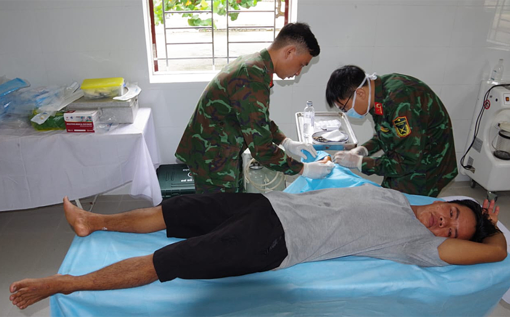 Quân y đảo Sơn Ca phẫu thuật cho bệnh nhân Doanh.