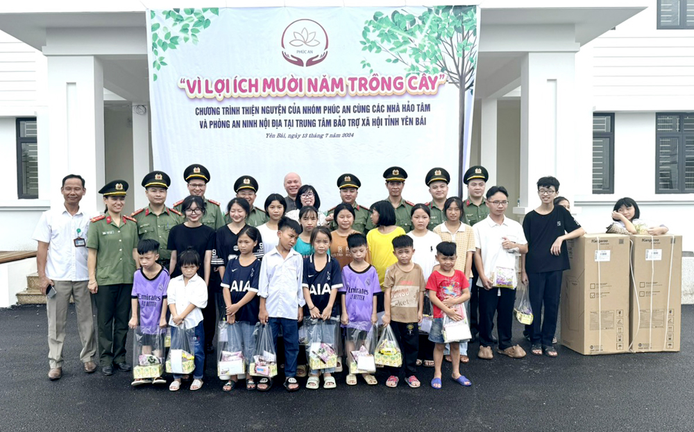 Chi đoàn thanh niên Phòng An ninh đối nội, Công an tỉnh Yên Bái và nhóm Phúc An tặng quà tại Trung tâm Công tác xã hội và Bảo trợ xã hội tỉnh