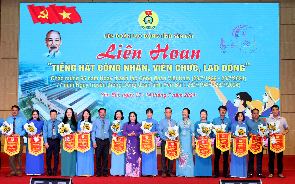Lãnh đạo UBND tỉnh Yên Bái và Liên đoàn Lao động tỉnh tặng cờ lưu niệm cho các đơn vị tham gia Liên hoan.