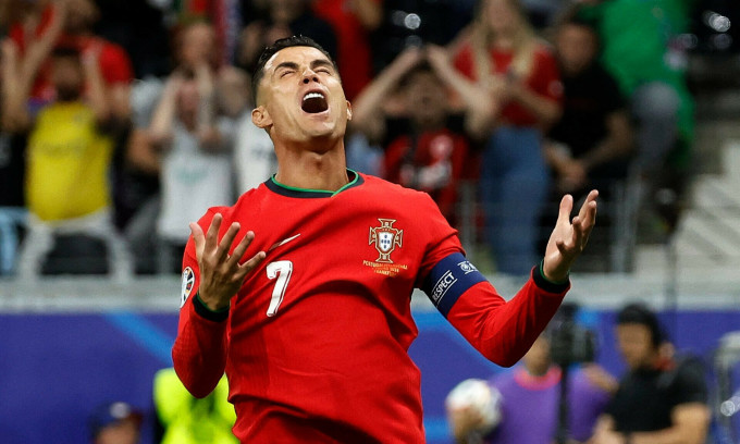 Ronaldo phản ứng trong trận Bồ Đào Nha thắng Slovenia trên loạt đá luân lưu vòng 1/8 Euro, sân Wald, thành phố Frankfurt, Đức tối 1/7/2024.