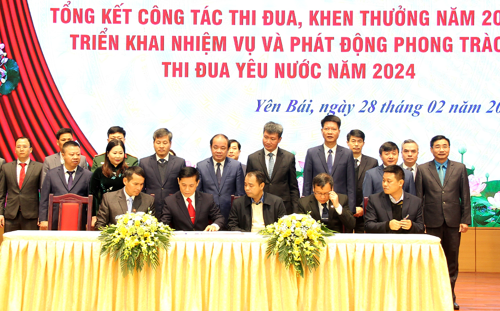 Đại diện 17 khối thi đua của tỉnh ký kết giao ước thi đua năm 2024