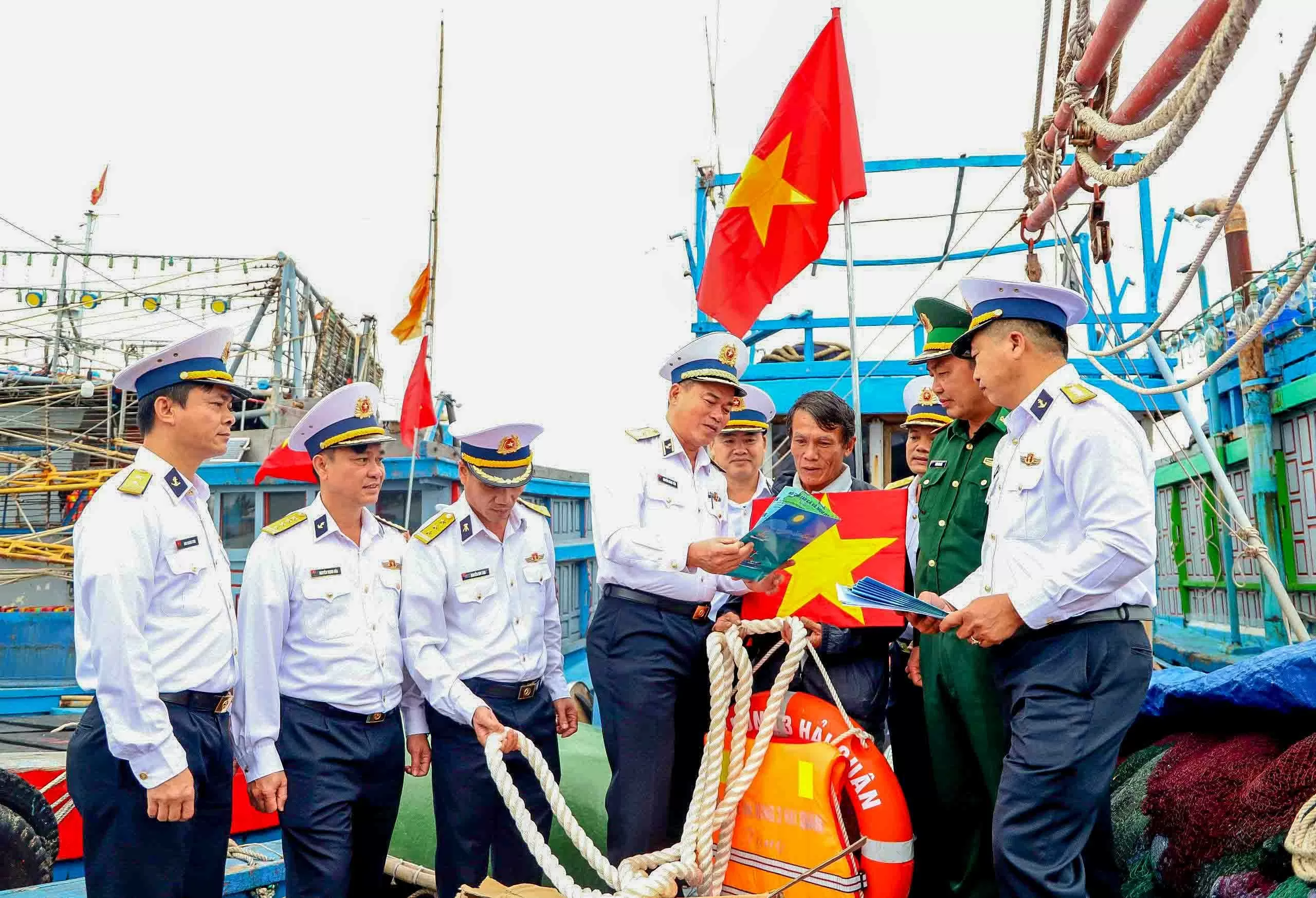 Đoàn công tác Bộ Tư lệnh Vùng 3 Hải quân tuyên truyền pháp luật cho ngư dân tại Quảng Nam.

