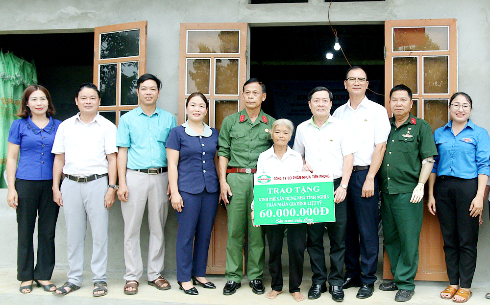 Hội Hỗ trợ gia đình liệt sỹ tỉnh cùng chính quyền địa phương huyện Văn Chấn và nhà tài trợ Công ty cổ phần nhựa Thiếu niên Tiền Phong Hải Phòng trao tiền hỗ trợ và quà cho bà Hoàng Thị Thơ ở thôn Đỗng Hảo, xã Bình Thuận.