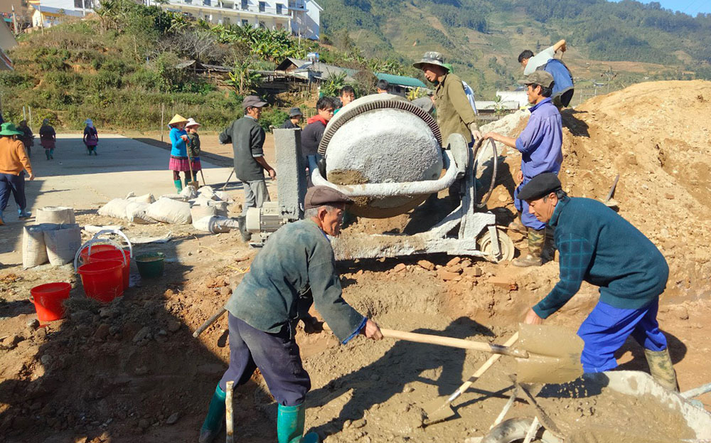 Nhân dân xã Dế Xu Phình, huyện Mù Cang Chải chung sức kiên cố hóa đường nông thôn.