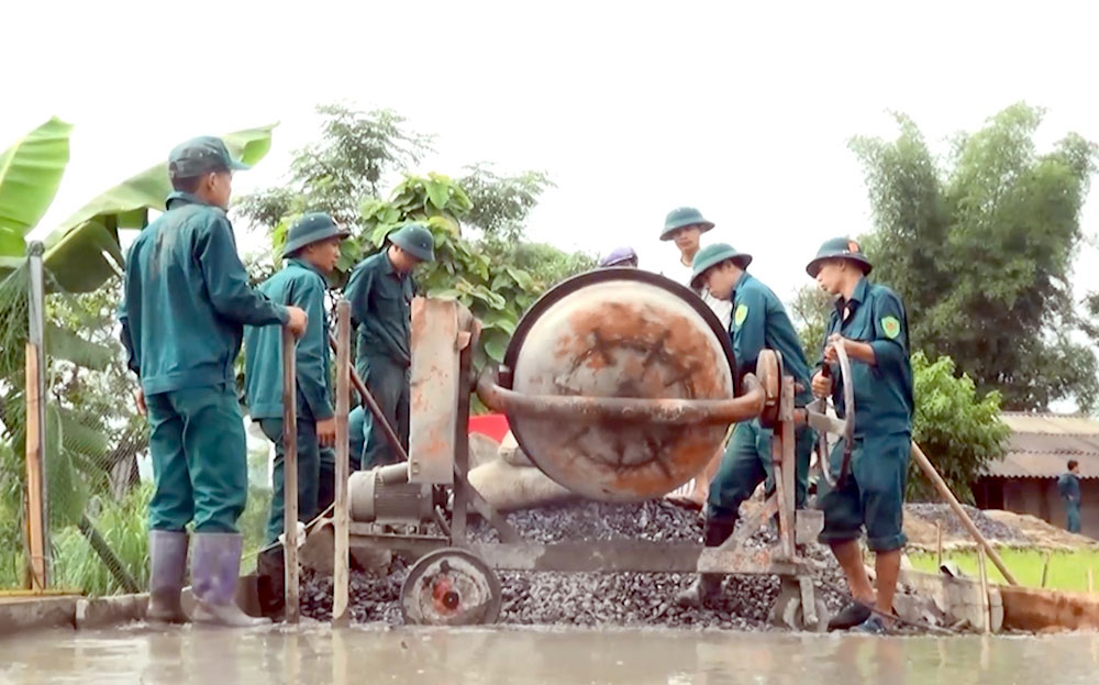 Cán bộ, chiến sỹ dân quân tự vệ thị xã Nghĩa Lộ tham gia làm đường giao thông nông thôn, góp phần xây dựng nông thôn mới  tại xã Thạch Lương.
