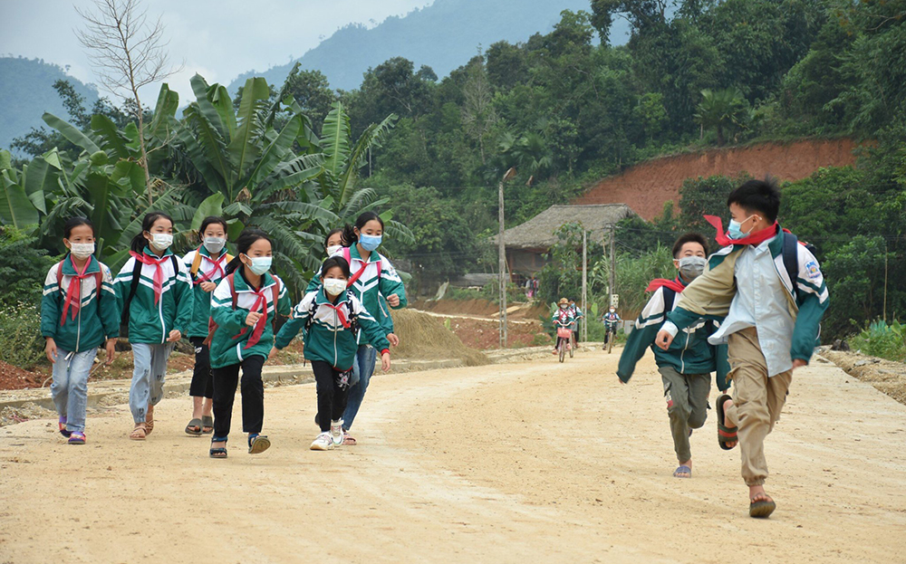 Trẻ em xã An Phú, huyện Lục Yên đi học trên con đường bê tông mới.