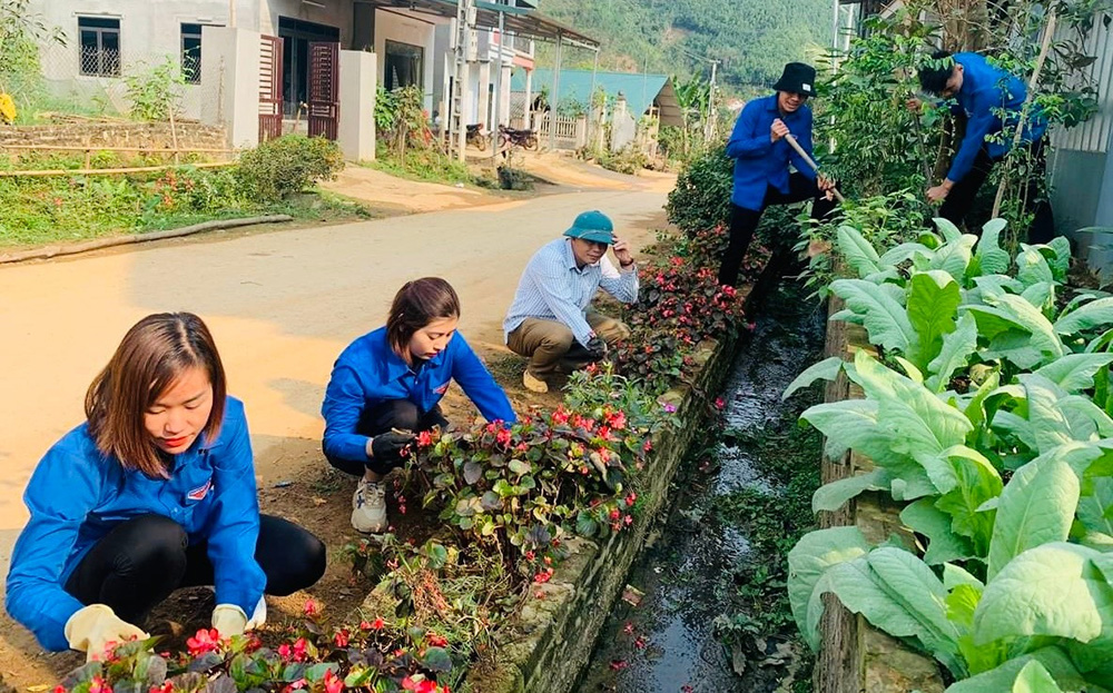 Đoàn viên, thanh niên xã Tân Hợp, huyện Văn Yên tham gia trồng hoa trên các tuyến đường, góp phần tạo cảnh quan xanh - sạch - đẹp.