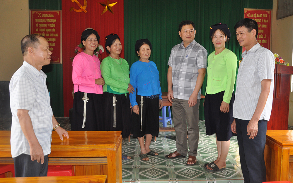 Lãnh đạo xã Khánh Thiện, huyện Lục Yên trao đổi với đảng viên Chi bộ thôn Làng Giàu về làm đường giao thông nông thôn.