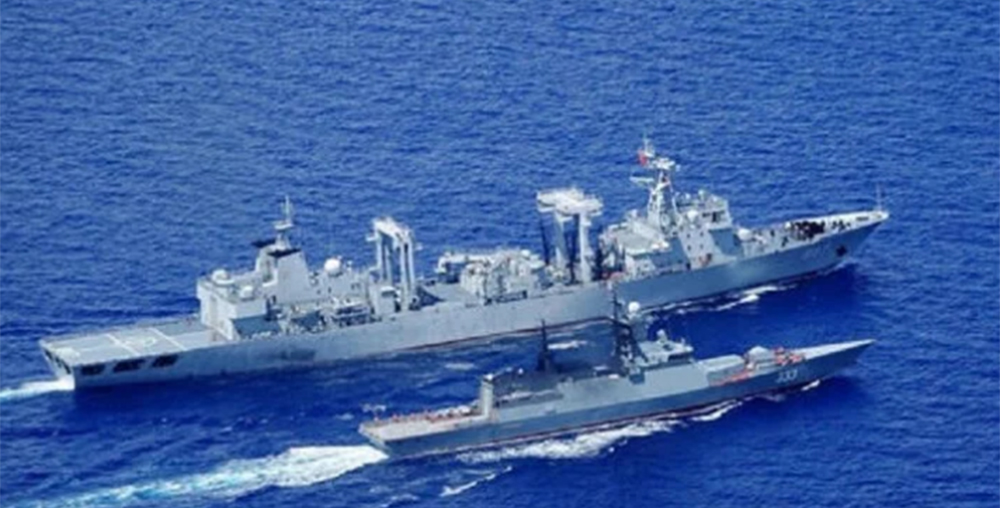 Tàu Trung Quốc và tàu Nga.