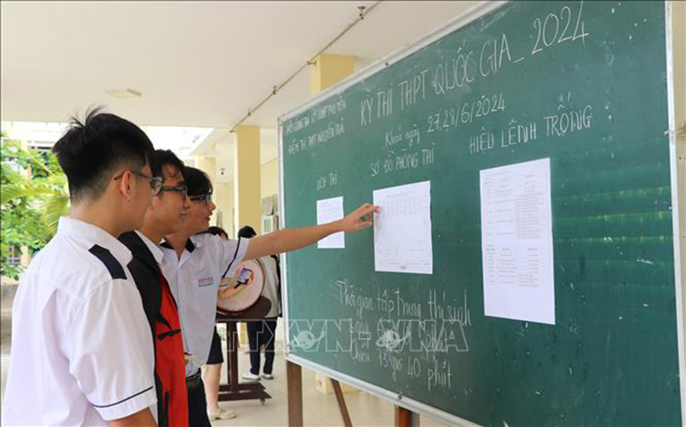 Thí sinh tại điểm thi trường THPT Nguyễn Trãi (thành phố Tuy Hòa) xem sơ đồ phòng thi. Ảnh tư liệu