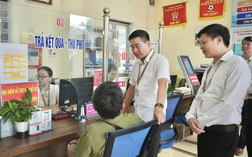 Người dân đến làm thủ tục hành chính tại Trung tâm hành chính huyện Văn Yên.