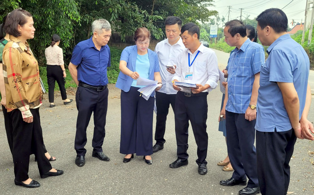 Thường trực HĐND thành phố Yên Bái tham gia buổi giám sát cùng đoàn giám sát của HĐND tỉnh, giải quyết kiến nghị của cử tri tại phường Yên Ninh.