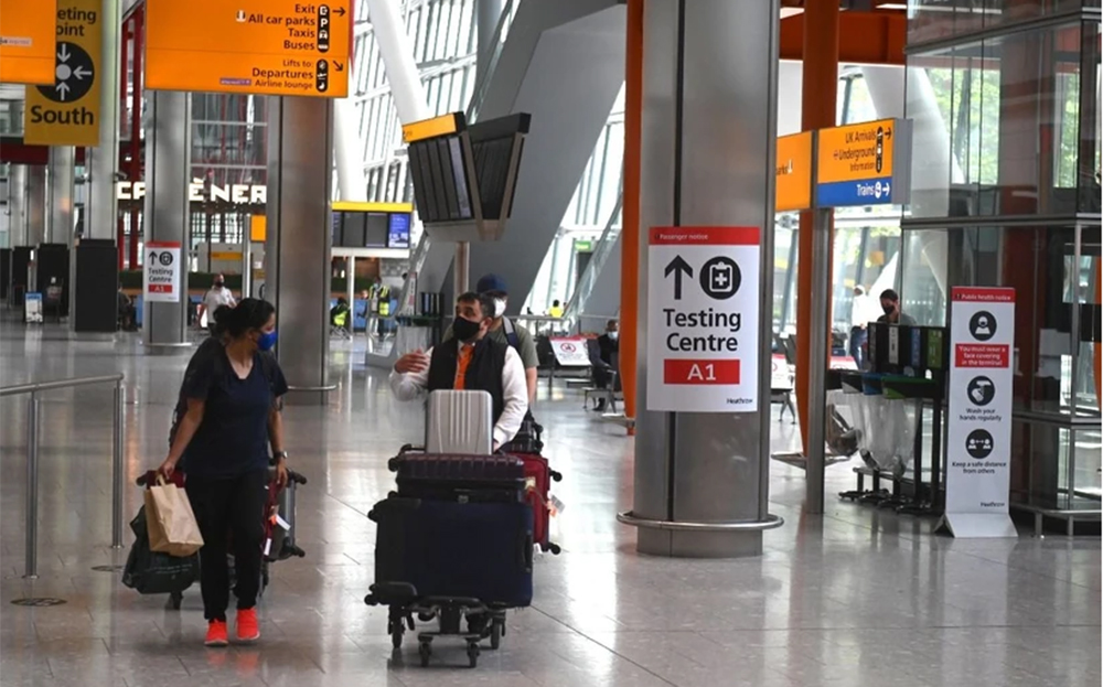 Hành khách tại sân bay Heathrow ở Thủ đô London (Anh).