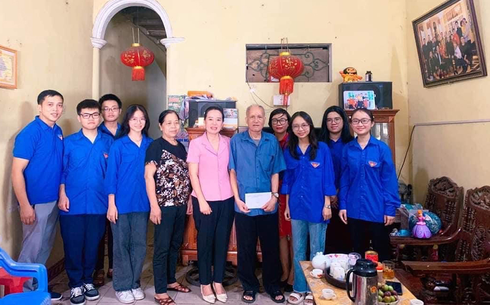 Cô và trò Trường THPT Chuyên Nguyễn Tất Thành tặng quà gia đình chính sách trên địa bàn phường Yên Thịnh, thành phố Yên Bái.