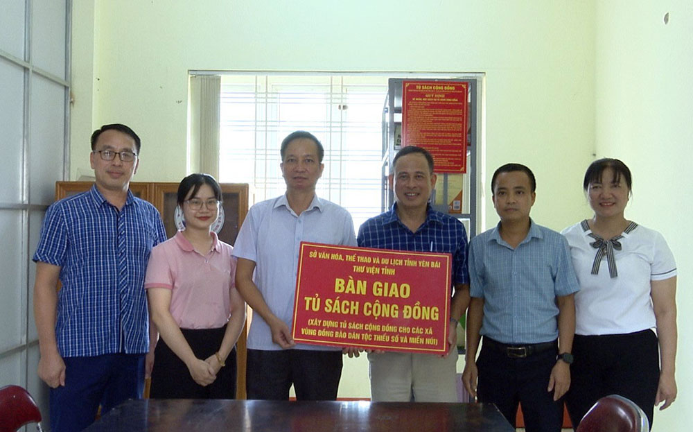 Phường Cầu Thia, thị xã Nghĩa Lộ nhận bàn giao tủ sách cộng đồng.