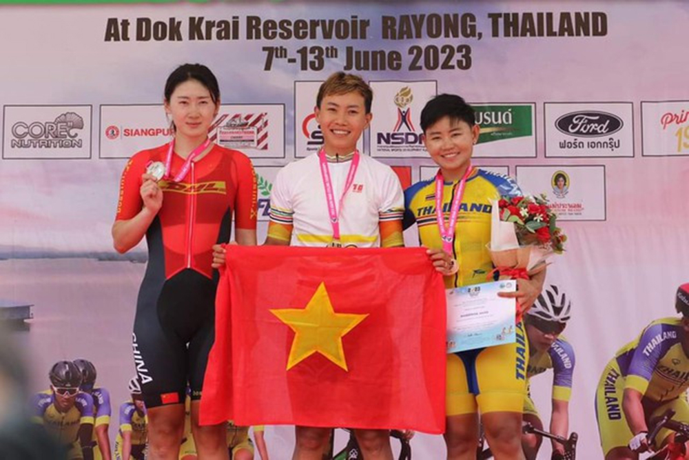 Nguyễn Thị Thật (giữa) vinh dự cầm cờ Đoàn thể thao Việt Nam ở lễ khai mạc Olympic Paris 2024.