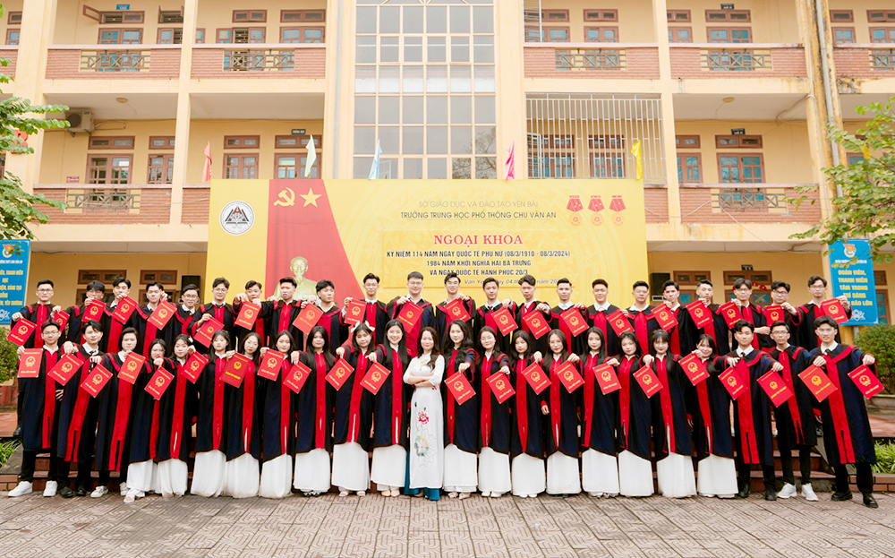 Trong Kỳ thi tốt nghiệp THPT năm 2024, lớp 12A1, Trường THPT Chu Văn An đạt thành tích ấn tượng khi xuất sắc có 5 điểm 10 môn Hóa học và 2 thủ khoa khối A00 và A01.