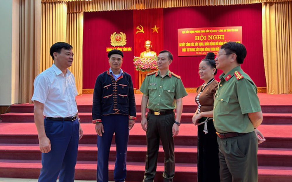 Lãnh đạo Cục Xây dựng Phong trào “Toàn dân bảo vệ an ninh Tổ quốc” và Công an tỉnh Yên Bái chia sẻ kinh nghiệm công tác vận động quần chúng với cán bộ cơ sở.
