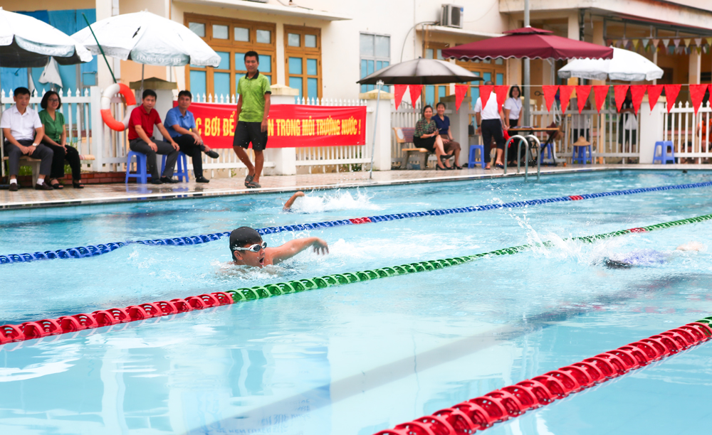 Các VĐV thi đấu nội dung bơi trườn sấp dành cho đối tượng nhi đồng.