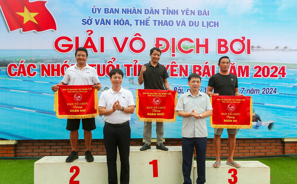Ban tổ chức trao giải Nhất toàn đoàn cho huyện Văn Yên