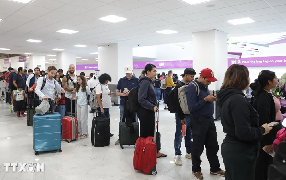 Hành khách chờ tại sân bay quốc tế Benito Juarez ở Mexico City (Mexico) ngày 19/7/2024, thời điểm xảy ra sự cố công nghệ thông tin toàn cầu khiến hàng loạt chuyến bay bị hoãn, hủy. (Ảnh: THX/TTXVN)