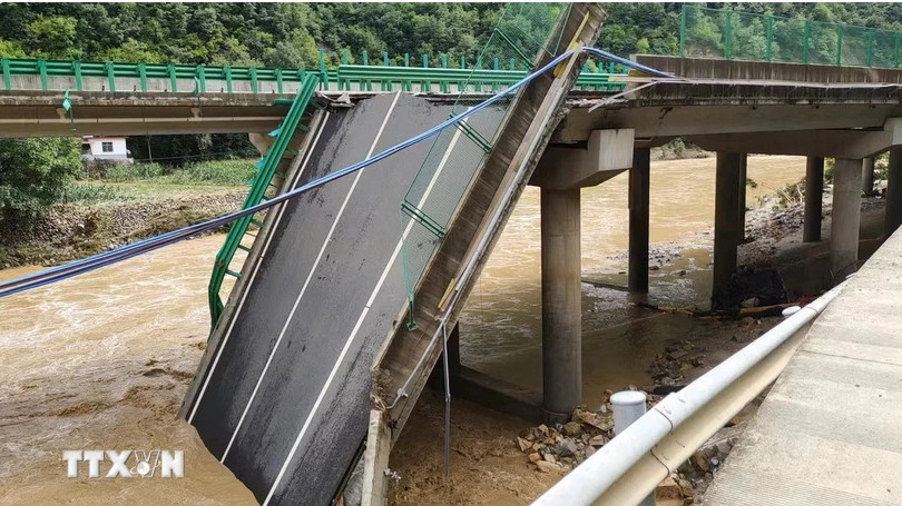 Hiện trường vụ sập cầu cao tốc ở huyện Tạc Thủy, thành phố Thương Lạc, tỉnh Thiểm Tây, Trung Quốc