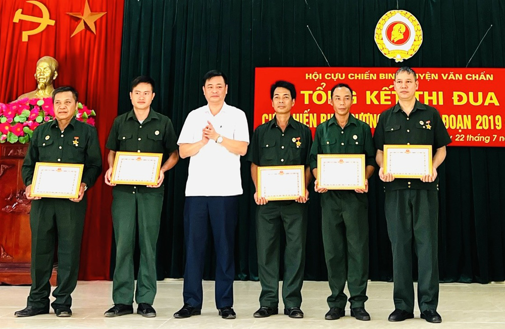 Lãnh đạo huyện Văn Chấn trao giấy khen cho các tập thể, cá nhân có thành tích xuất sắc trong Phong trào thi đua “CCB gương mẫu”giai đoạn 2019 - 2024.