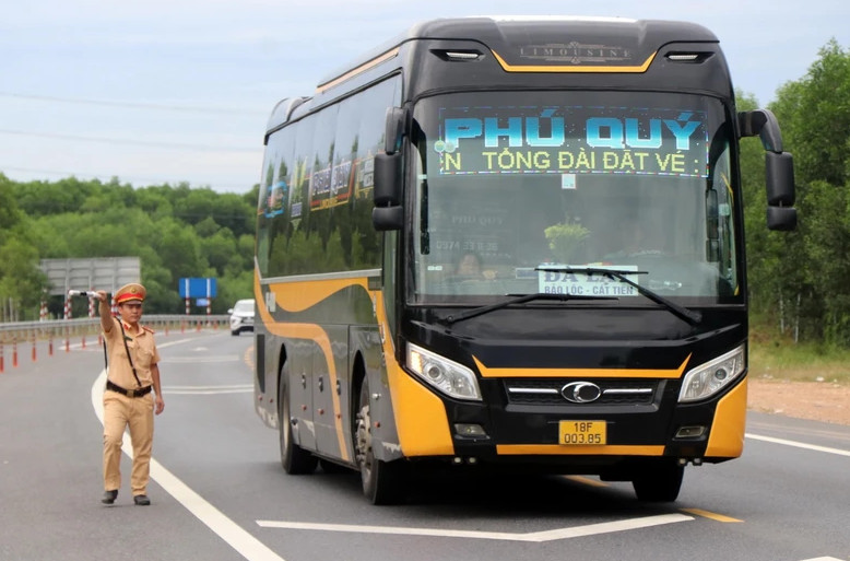 Cảnh sát giao thông Thừa Thiên-Huế ra hiệu lệnh dừng xe, kiểm tra giấy tờ của tài xế trên tuyến La Sơn-Túy Loan