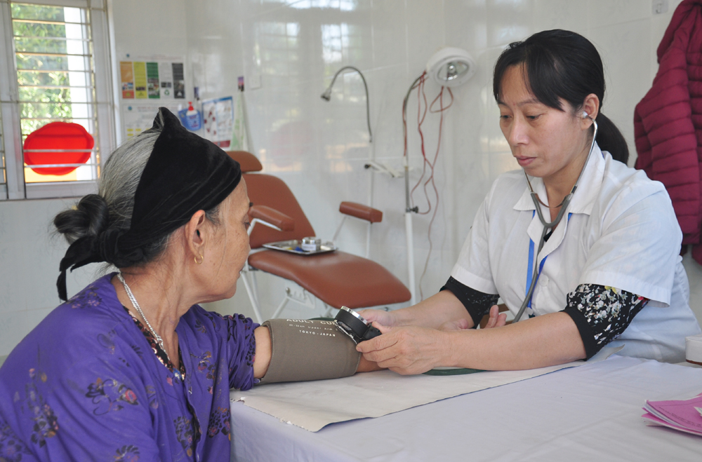 Cán bộ y tế xã Yên Thắng, huyện Lục Yên kiểm tra sức khỏe cho người cao tuổi trên địa bàn.