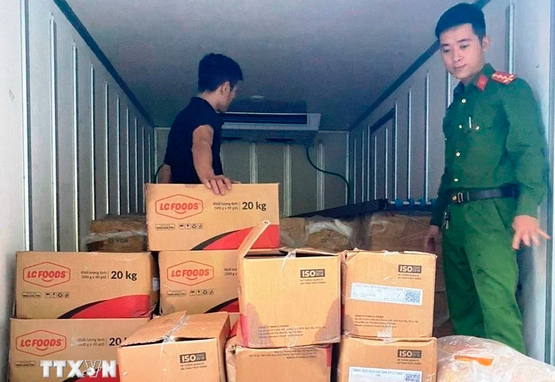 Công an tỉnh Quảng Bình và lực lượng chức năng phối hợp phát hiện, bắt vụ vận chuyển gần 3 tấn nội tạng động vật không rõ nguồn gốc xuất xứ.