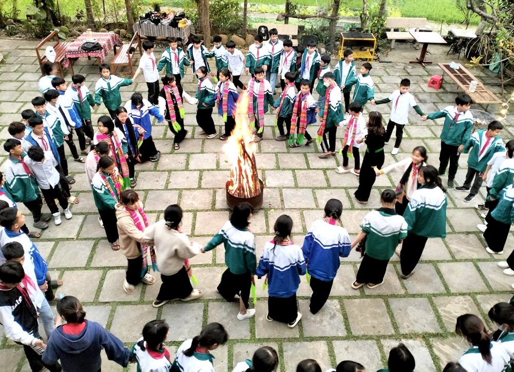 Múa xòe được đưa vào truyền dạy trong trường học ở thị xã Nghĩa Lộ.